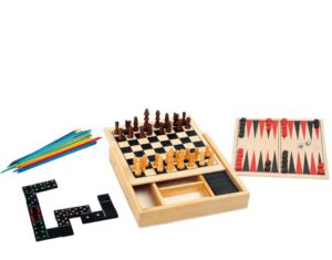 Brettspiel Klassiker unter einem Dach, 4 Spieleklassiker in 1, Domino, Schach, Mikado und Backgammon aus Holz, Markenprodukt von Legler small foot...