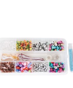 Praktische Sortierbox mit vielen verschiedenen Perlen, Sternchen und kleinen Anhängern in Glanz-Farben, tolles Zubehör-Set aus dem Hause Legler small foot.